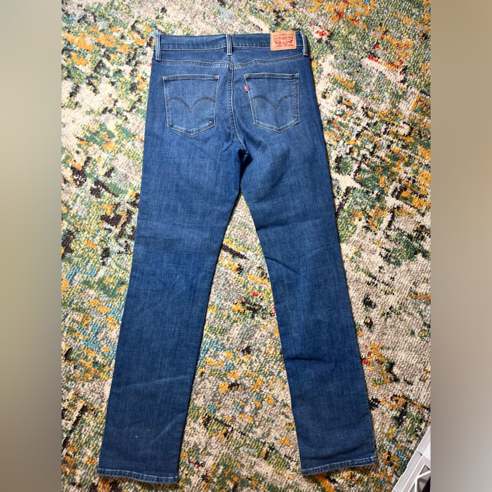 Levis slim straight 30
